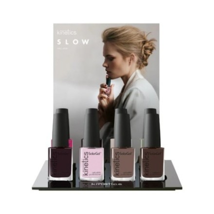 Expositor de la colección SLOW Fall 2026 de Kinetics con ocho esmaltes SolarGel en tonos otoñales y cartel promocional