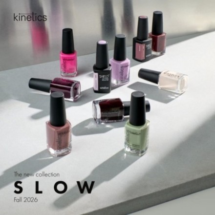 Expositor de la colección SLOW Fall 2026 de Kinetics con ocho esmaltes SolarGel en tonos otoñales y cartel promocional 2