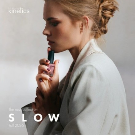 Expositor de la colección SLOW Fall 2026 de Kinetics con esmaltes Shield Gel Polish y cartel promocional 2