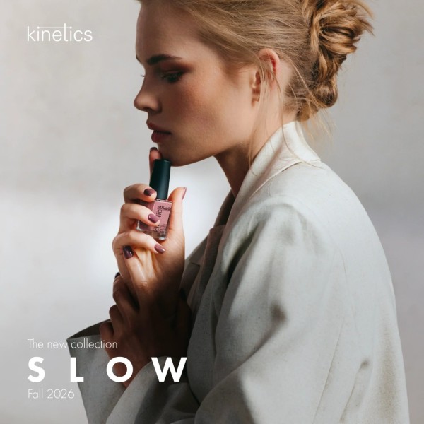  Imagen promocional de la colección SLOW Fall 2026 de Kinetics con modelo sosteniendo un esmalte SolarGel en tono nude rosado.