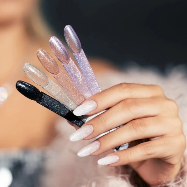  Manicura semipermanente con efecto glitter de la colección Victoria Vynn Midnight Spritz