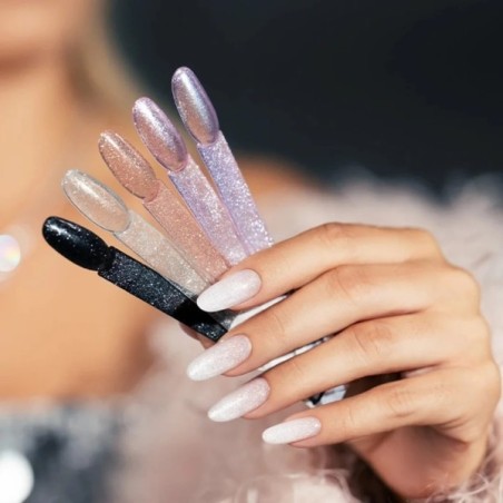 Manicura semipermanente con efecto glitter de la colección Victoria Vynn Midnight Spritz