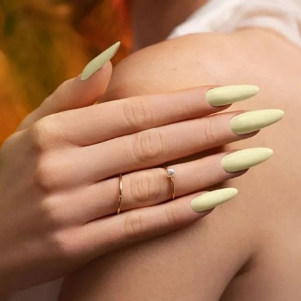 Esmalte semipermanente Pure Vegan Creamy Hybrid 259 Primrose de Victoria Vynn en tono amarillo pastel 2