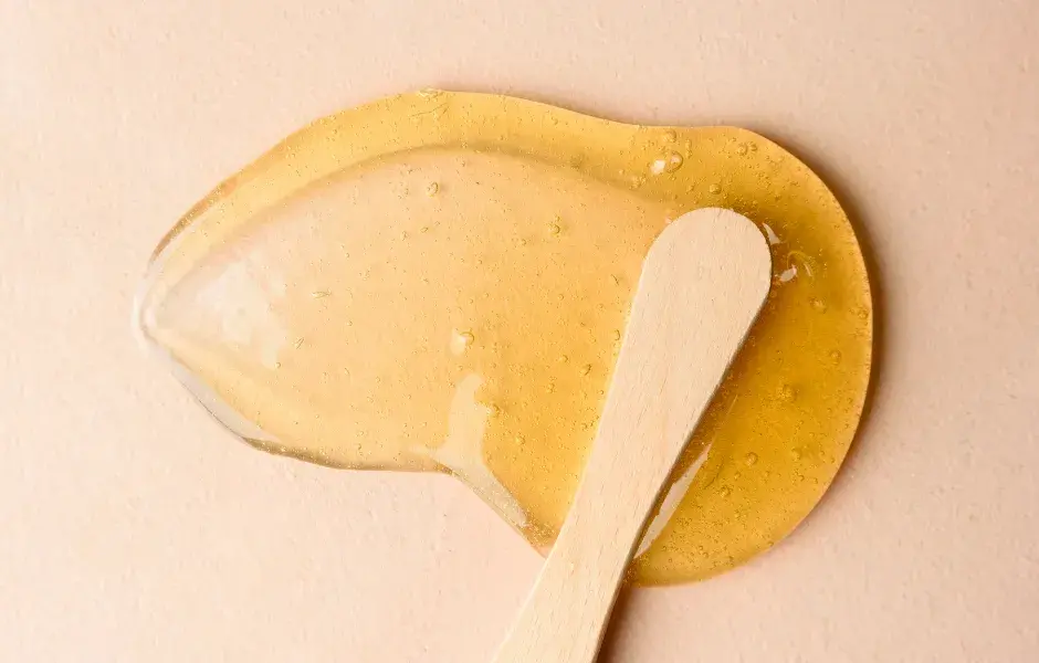 cera caliente y esp&aacute;tula de madera