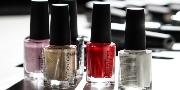 Esmaltes de uñas semipermanentes o sin lámpara: claves profesionales para elegir la mejor opción 