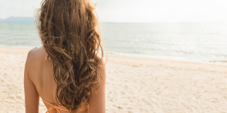 Cómo cuidar el pelo en verano: consejos para mantener una melena sana, hidratada y sin frizz